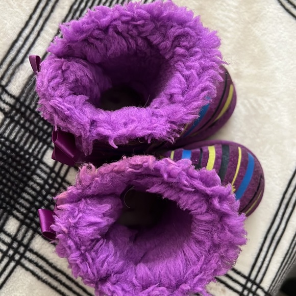Children’s Size 6 UGG Boots - Picture 5 of 8